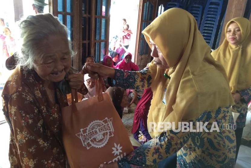 Para guru SD Muhammadiyah PK Kota Barat memberikan sembako pada warga dalam kegiatan bakti sosial di Sragen Rabu (13/3).