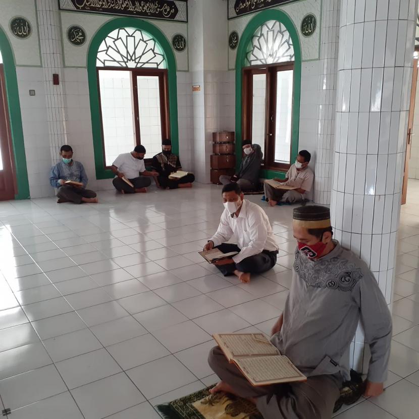 Para guru Sekolah Bosowa Bina Insani Bogor tengah melaksankan khotamul Qur