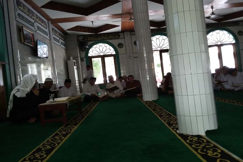 Ilustrasi guru ngaji beraktivitas di masjid.