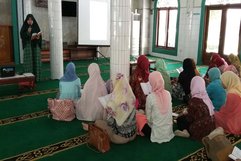 Para guru Sekolah Bosowa Bina Insani (SBBI) Bogor mengikuti pelatihan Metode Tilawati, Jumat (31/7)