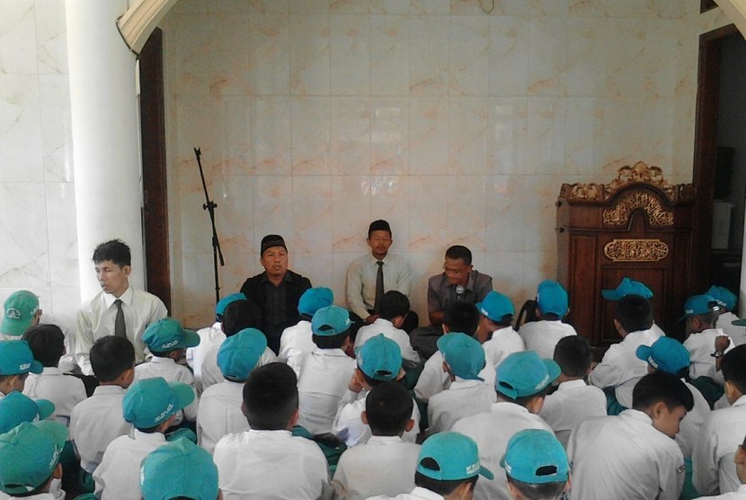 Para guru, siswa dan orang tu murid Sekolah Bina lmu Parung, Bogor, menggelar doa, zikir dan tahlil untuk alm pendiri Perguruan Bina Ilmu KH Damanhuri Zuhri.