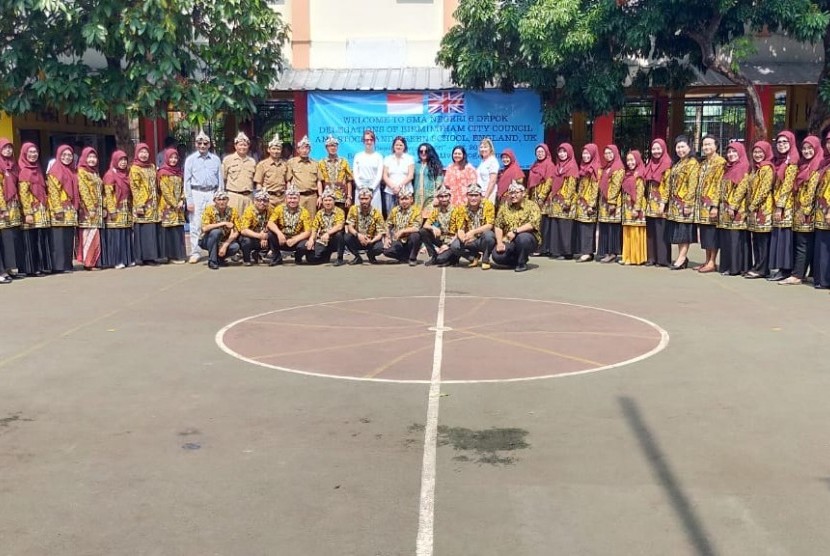 Para guru SMAN 6 Depok berfoto bersama dengan delegasi dari Inggris.