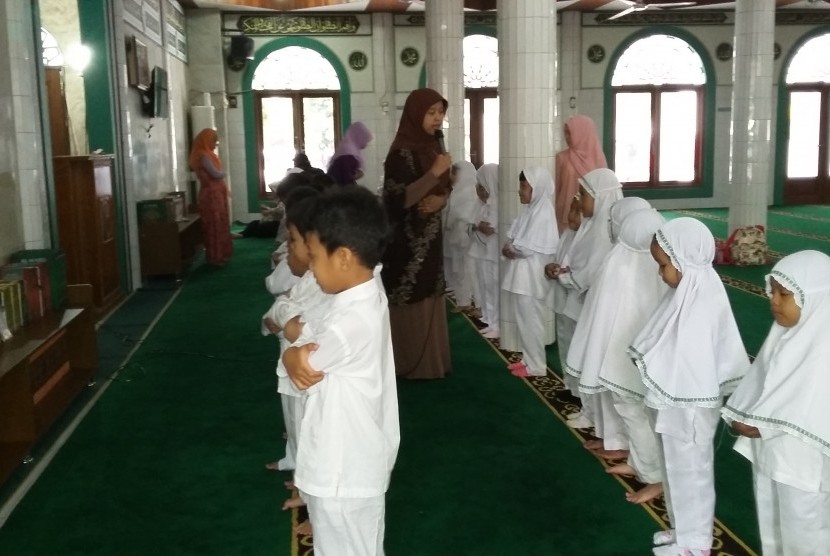 Para guru TK Bosowa Bina Insani Bogor dengan penuh ketelatenan membimbing siswa mereka menunaikan ibadah shalat Dhuha.