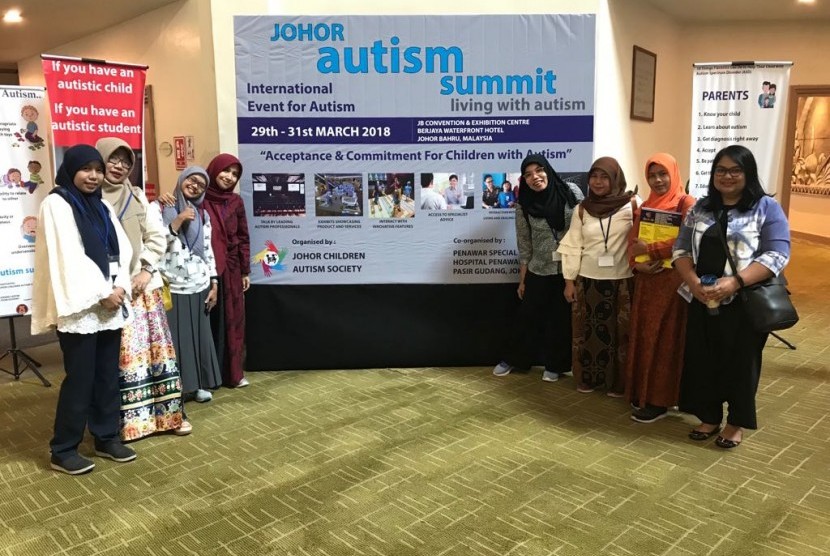 Para guru TK dari DKI Jakarta, peserta seminar internasional autis di Johor, Malaysia.