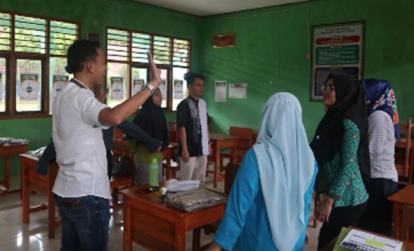 Tim dari Yayasan Khasanah Iman Ilmu Amal sedang memberikan coaching kepada   fasilitator lokal di Pesisir Barat Lampung.
