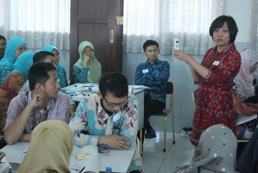 Para guru YBBI sedang mengikuti pelatihan Class Room Management