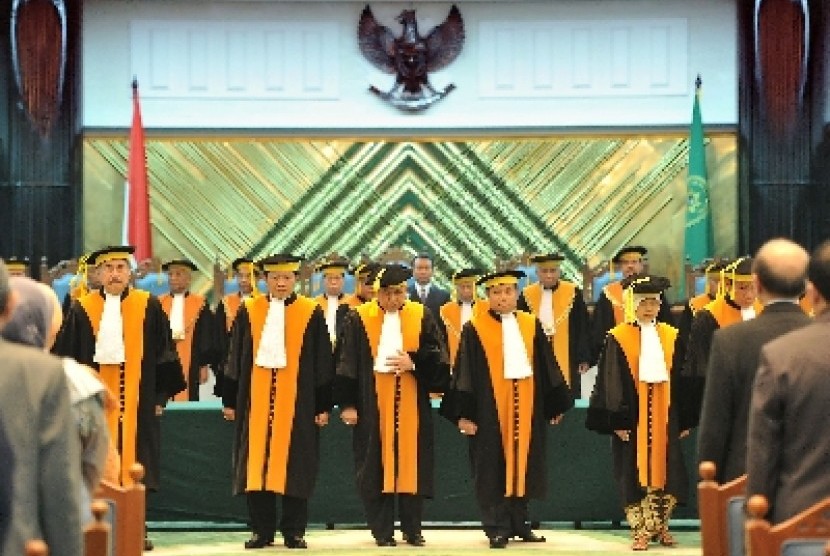 Para hakim agung yang baru dilantik di kantor MA.