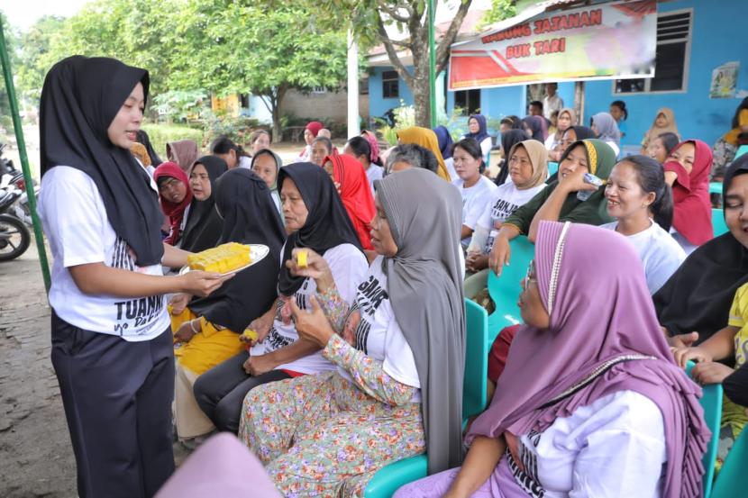 Para ibu antusias mengikuti pelatihan membuat bika ambon di Jalan Mandala Dagang Krawang, Kecamatan Tanjung Morawa, Kabupaten Deli Serdang, Sumatera Utara. 