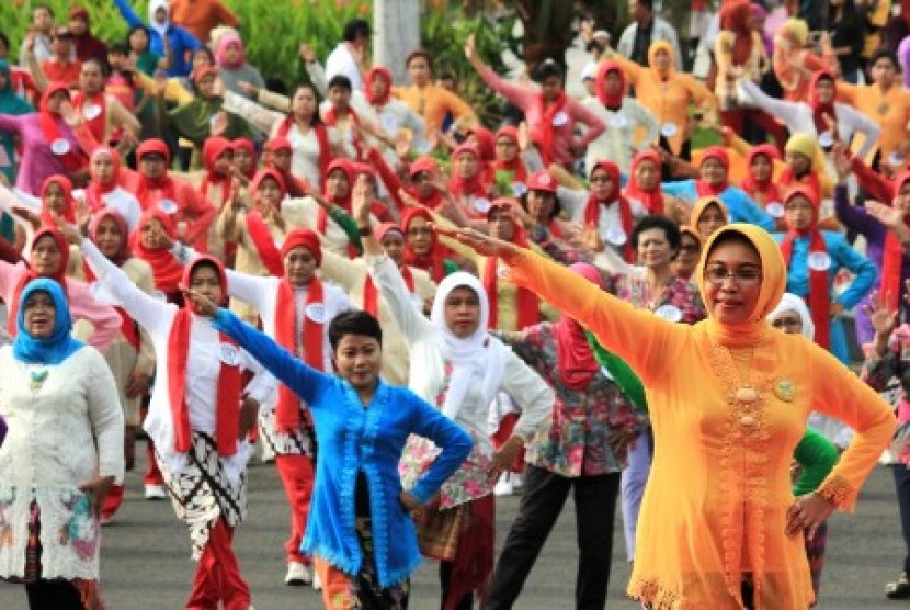 Para ibu dengan pakaian kebaya melakukan senam bersama di Surabaya, Jawa Timur, Ahad (20/12).