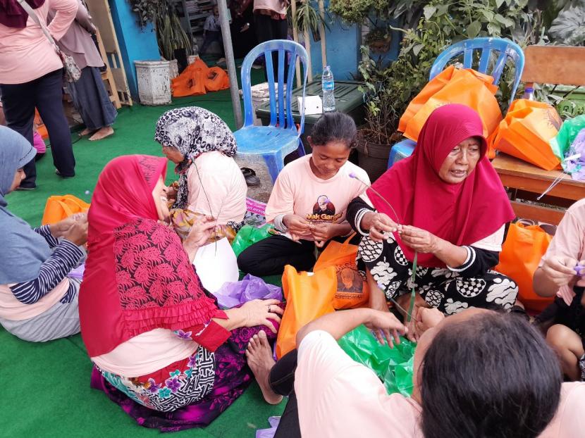 Para ibu di Bekasi mengikuti pelatihan kerajinan tangan dari kelompok relawan bersama Rumah Cinta Yayasan Balumba. 