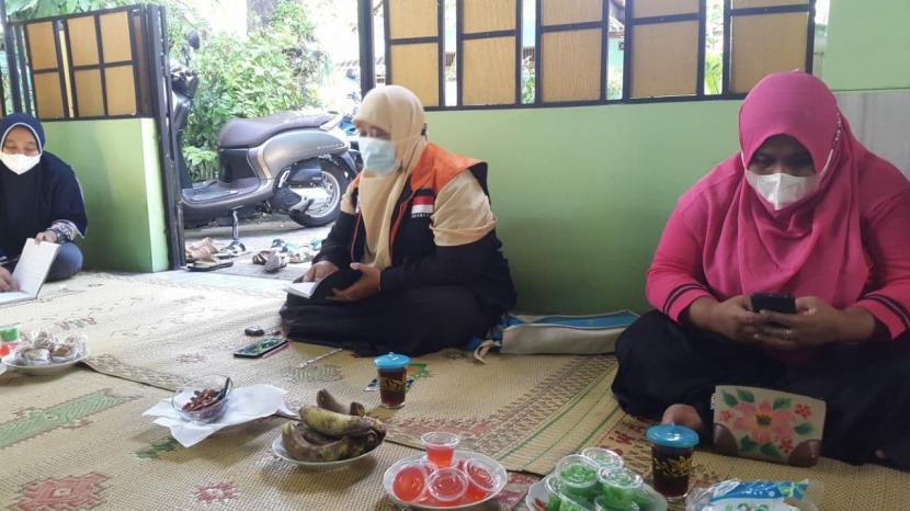 Para ibu di Dusun Tangkil desa berdaya Srihardono melakukan kegiatan taklim gempar (gerakan ibu-ibu menanam pekarangan), kegiatan ini dilaksanakan rutin dua pekan sekali bertempat dirumah salah satu anggota secara bergantian.