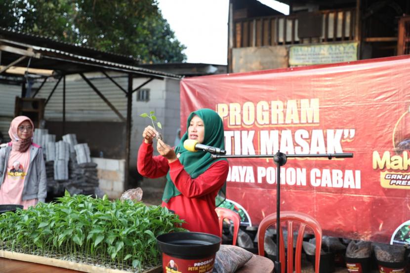 Para ibu di Jakarta Barat mendapatkan penyuluhan Program Petik Masak. 