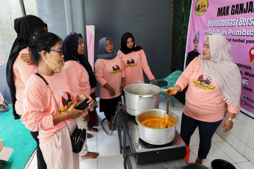 Para ibu di Kecamatan Medan Amplas, Kota Medan, Sumatra Utara (Sumut) mengikuti pelatihan pembuatan jamu tradisional.