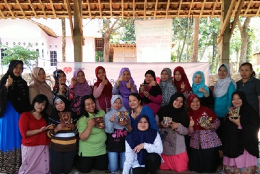 Para ibu-ibu peserta pelatihan keterampilan dari Rumah Zakat.