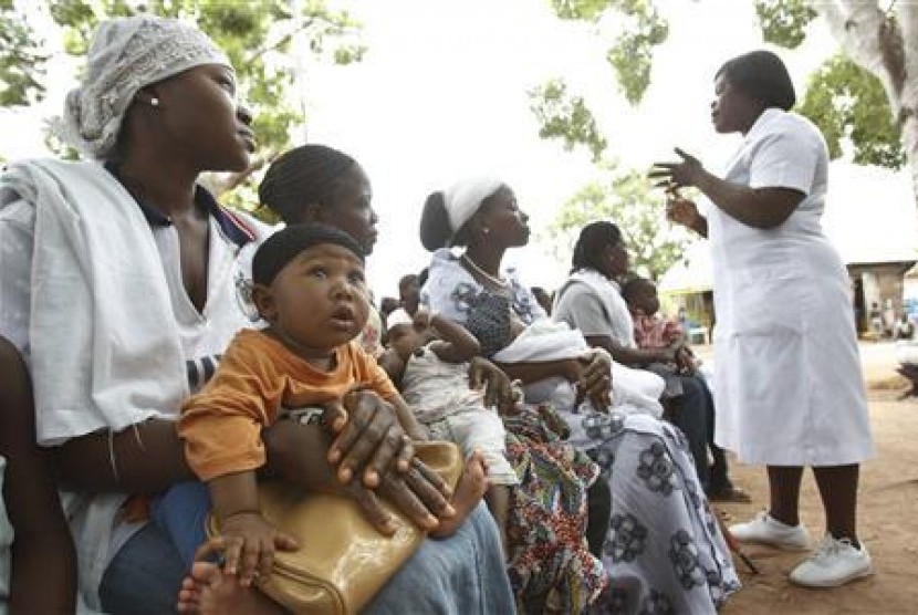Para ibu mendengarkan penjelasan perawat mengenai vaksinasi dan nutrisi bersama anak mereka di Dodowa, Ghana. Satu pekerja pabrik di Ghana tularkan virus corona ke 553 orang lainnya. Ilustrasi.
