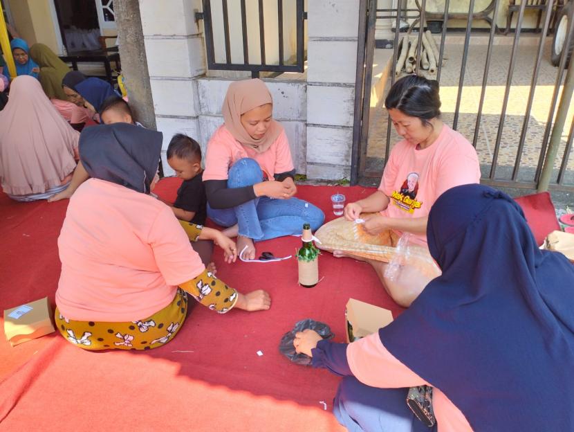 Para ibu mengikuti pelatihan kerajinan tangan di Jalan Gondorejo Oro-oro Ombo, Kota Batu, Jatim.