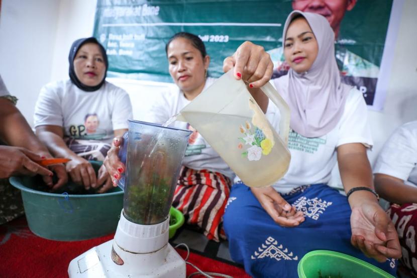 Para ibu mengikuti pelatihan pengolahan rumput laut menjadi agar-agar di rumah warga Desa Bulu-Bulu, Kecamatan Tonra, Kabupaten Bone, Sulsel. 