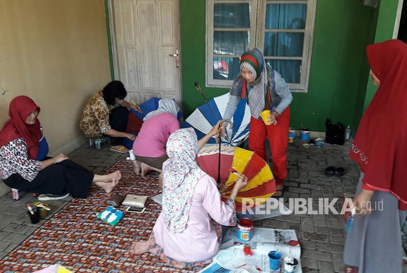 Para ibu rumah tangga RW 01 Kelurahan Pudakpayung, Kecamatan Banyumanik, Kota Semarang malakukan aktivitas pelatihan dan penguatan kapasitas ketrampilan di rumah kriya. Aktivitas ini dilakukan warga setempat untuk mewujudkan kampung tematik. 
