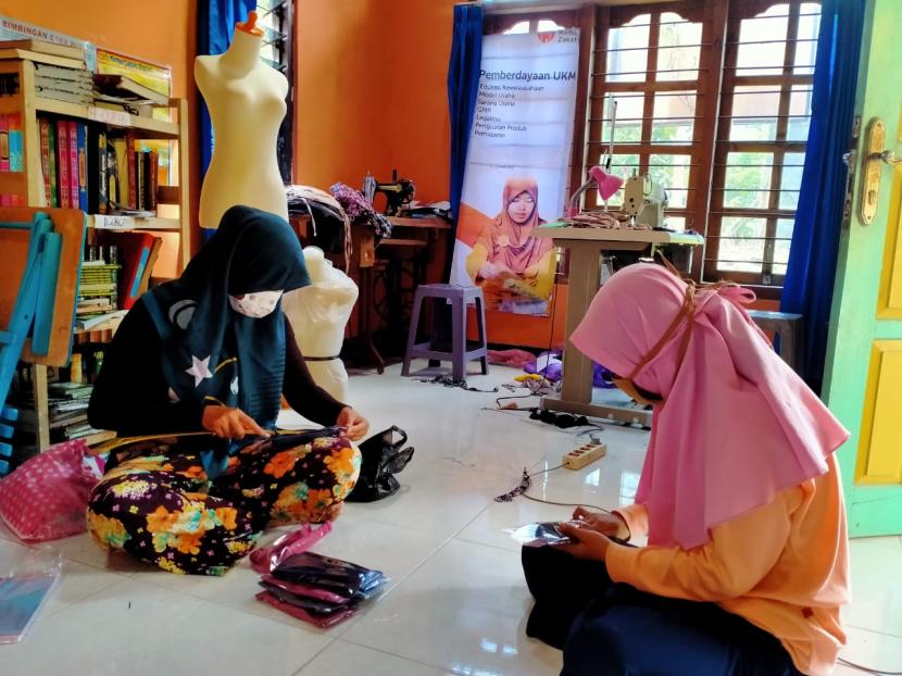 Para ibu rumah tangga yang beralamat di dusun Simadu desa Banyumudal, kecamatan Moga kabupaten Pemalang, Jawa Tengah. Di tengah pandemi Covid-19, ibu-ibu mengisi waktu luang mereka dengan berkarya dan berbuat Untuk mendapatkan penghasilan tambahan dengan memproduksi masker.sendiri.