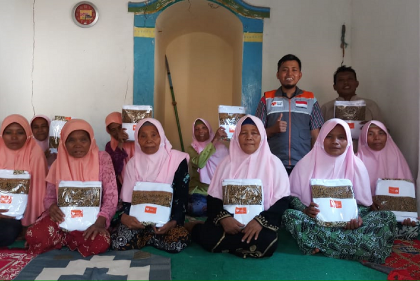 Para ibu yang berjuang belajar Alquran mendapat hadiah Mukena dari Rumah Zakat dan Yayasan Masjid Nusantara. 