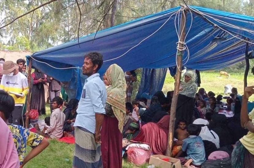Para imigran Rohingya yang ditampung di Pantai Kuala Parek, Kecamatan Sungai Raya, Kabupaten Aceh Timur, Provinsi Aceh.