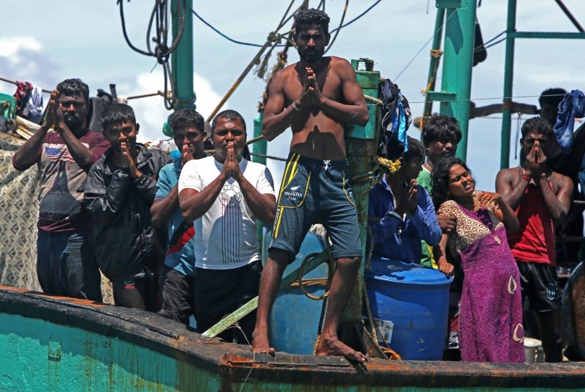 Para imigran Srilanka berada di atas kapal dan menolak meninggalkan perairan Aceh di Lhoknga, Aceh Besar, Aceh, Senin (13/6).