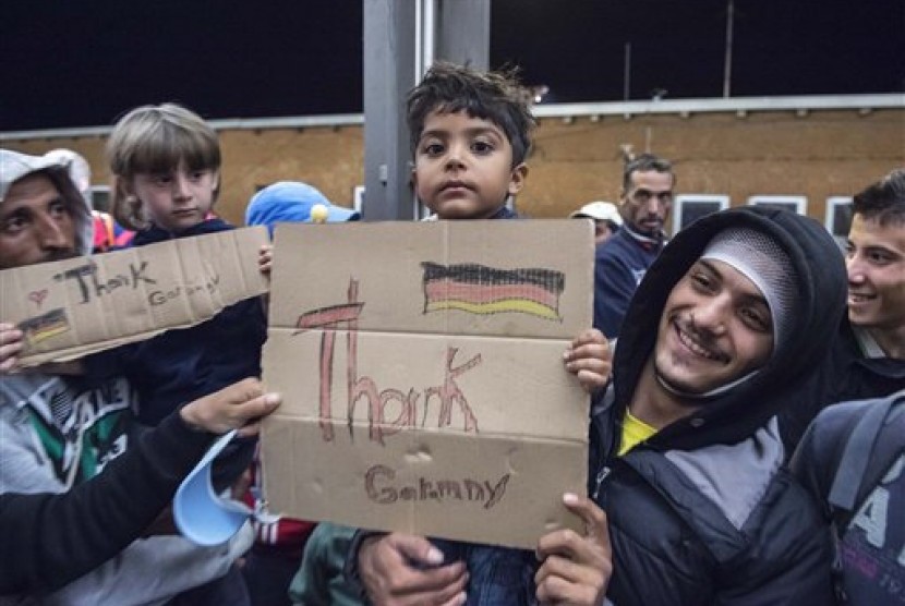 Para imigran tiba di stasiun kereta api di Saalfeld, Jerman tengah, Sabtu (5/9). Ribuan pengungsi tiba dari Munich untuk diantarkan menuju tempat akomodasi.