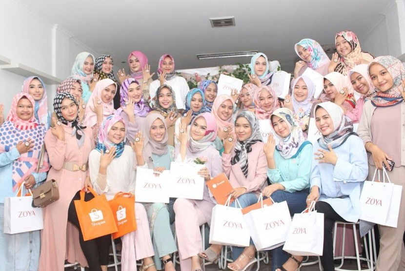 Para influencer mengikuti  Zoya Meet Lovers yang kedua di Salmont Cafe, Jalan Cempedak, Kota Samarinda, Provinsi Kalimantan Timur, beberapa waktu lalu.