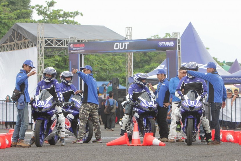 Para instruktur Yamah Riding Academy memberikan tips aman berkendara menggunakan Yamaha All New R15.