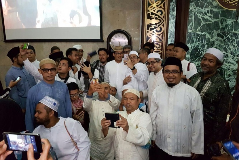 Para jamaah Gerakan Shubuh Berjamaah di MASK berfoto bersama dengan calon wakil gubernur DKI Jakarta Sandiaga Uno.