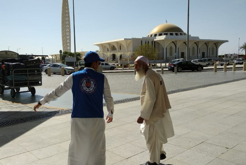 Para jamaah haji asal Afghanistan tiba di Bandara Amir Muhammad bin Abdulaziz Madinah, Selasa (17/7).