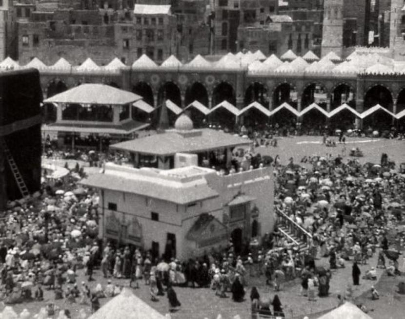Sejarah Sumur Zamzam di Makkah. Foto: Para jamaah haji baik perepmuan dan wanita bertawaf di sekitar Ka