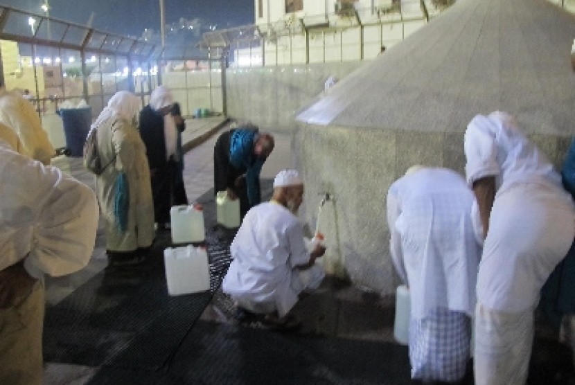 Para jamaah haji dari berbagai negara tengah mengisi air zamzam di kawasan Khudai, Masjidil Haram, Makkah.