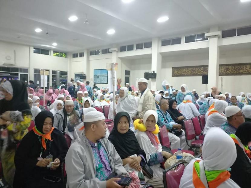 Para jamaah haji tiba di Gedung Dakwah Kota Tasikmalaya, Jawa Barat, Rabu (12/7/2023). 