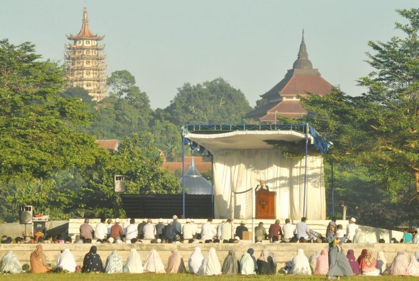 Jamaah mendengarkan khutbah usai mengikuti sholat Idul Adha. Naskah Khutbah Idul Adha 2023: Beragama yang Mencerahkan