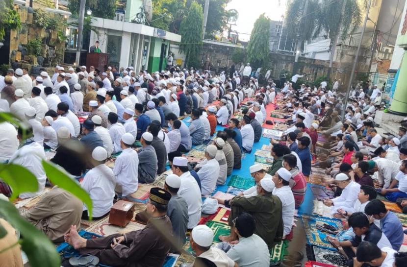 Para jamaah mengikuti sholat Idul Adha di Masjid Baiturrahman Jalan Dewi Sartika, Kelurahan Cawang, Kecamatan Kramat Jati, Jakarta Timur pada Rabu (28/6/2023). 