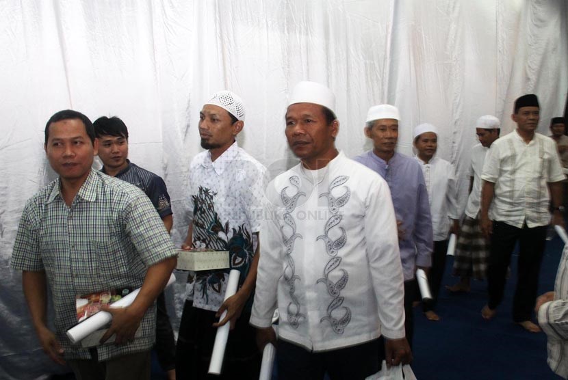 Sejumlah warga mengikuti tahlilan atas meninggalnya Ketua Umum MUI dan juga Rais Aam PBNU KH. Ahmad Sahal Mahfudz di kantor Majelis Ulama Indonesia (MUI), Jakarta, Jumat (24/1).    (Republika/Yasin Habibi)