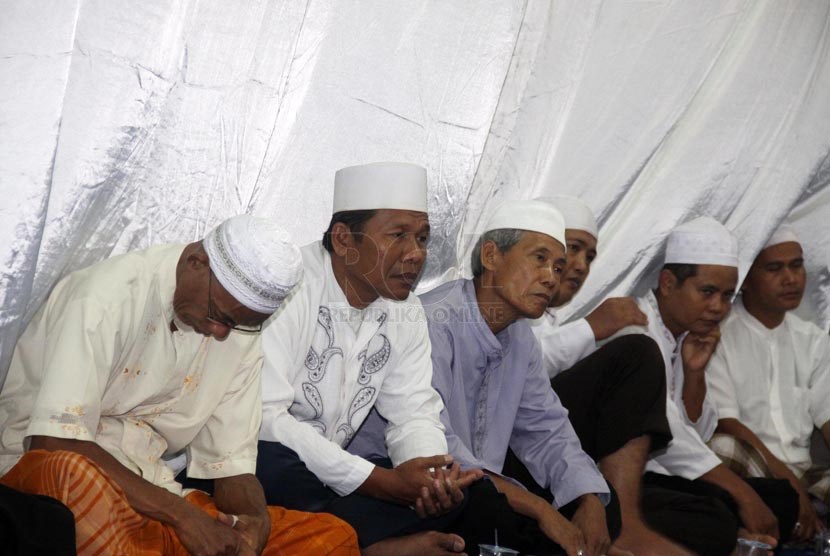   Para jamaah mengikuti tahlilan atas meninggalnya Ketua Umum MUI dan juga Rais Aam PBNU KH. Ahmad Sahal Mahfudz di kantor Majelis Ulama Indonesia (MUI), Jakarta, Jumat (24/1).    (Republika/Yasin Habibi)