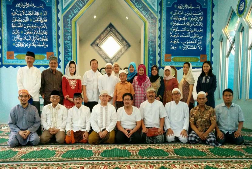 Para jamaah Shubuh Masjid Al-Maghfiroh, Perumahan Taman Gandaria, Jakarta Selatan bersama Ustadz Saefulloh dari Majelis Azzikra.