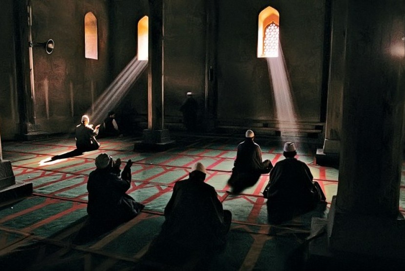 Para jamaah sufi berdoa ilustrasi