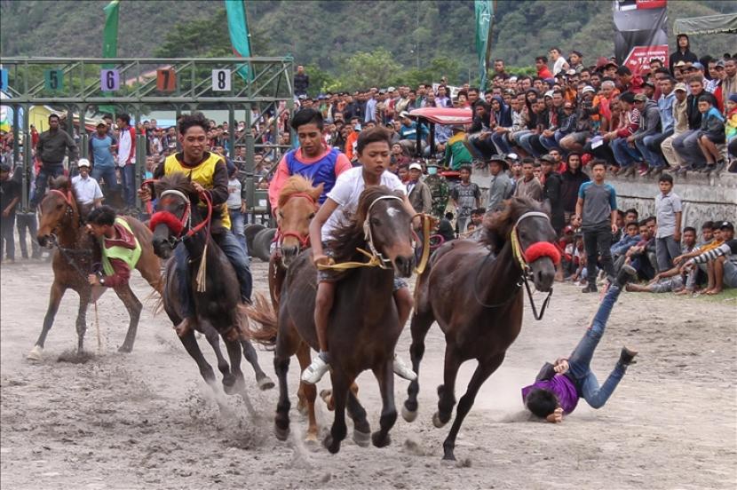 Para joki cilik memacu kuda dalam perlombaan pacuan kuda tradisional Gayo di Lapangan Blang Bebangka, Provinsi Aceh, Indonesia, pada 17 September 2018. Pacuan kuda tradisional Gayo merupakan salah satu tradisi turun temurun di tanah Gayo, kuda yang diperlombakan berasal dari tiga kabupaten serumpun tanah Gayo diantaranya, Aceh Tengah, Bener Meraih, dan Gayo Lues.