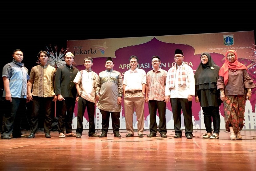 Para juara Lomba Nasyid tingkat Provinsi DKI Jakarta saat berfoto bersama dengan dewan juri usai pengumuman, Senin (9/10) di Teater Kecil, Taman Ismail Marzuki, Jakarta