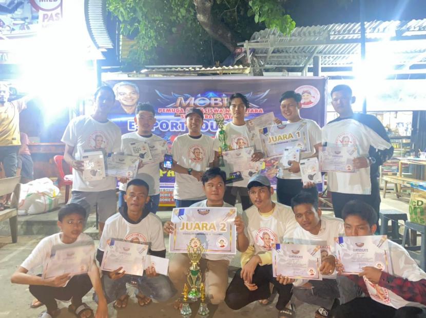 Para juara turnamen Mobile Legends yang dihelat di Jalan Mayor Santoso,  20 Ilir D.III, Kecamatan Ilir, Kota Palembang, Sumsel. 