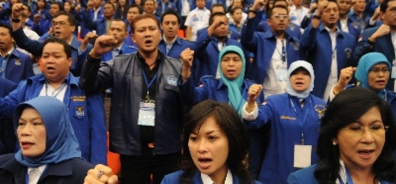  Para kader Partai Demokrat menyanyikan lagu kebanggaan partai saat pembukaan Rapat Koordinasi Nasional di Sentul International Convention Cente (SICC), Bogor, Jawa Barat, Sabtu(23/7). 