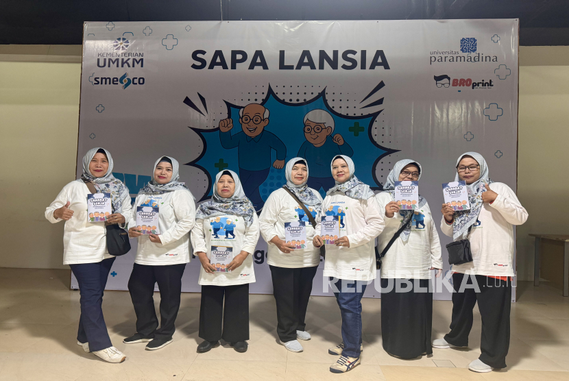 Para kader Posyandu RW 04 Mampang Prapatan, Jakarta Selatan, menghadiri acara Sapa Lansia di Gedung SMESCO, Jakarta, Selasa (2/12/2025).