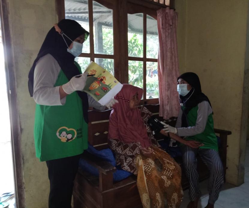 Para kader yang berjumlah delapan orang bersama Relawan Rumah Zakat mengadakan kunjungan langsung rumah lansia untuk melakukan pengecekan kesehatan.