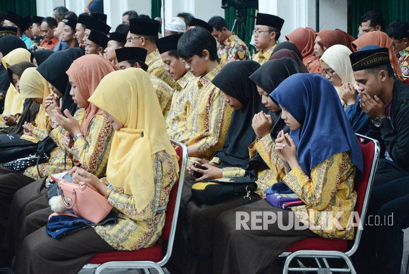 Para kafilah dari Jawa Barat berdoa pada pada Pelepasan Kafilah MTQ Jabar di Gedung Sate, Kota Bandung. (Republika/Edi Yusuf)