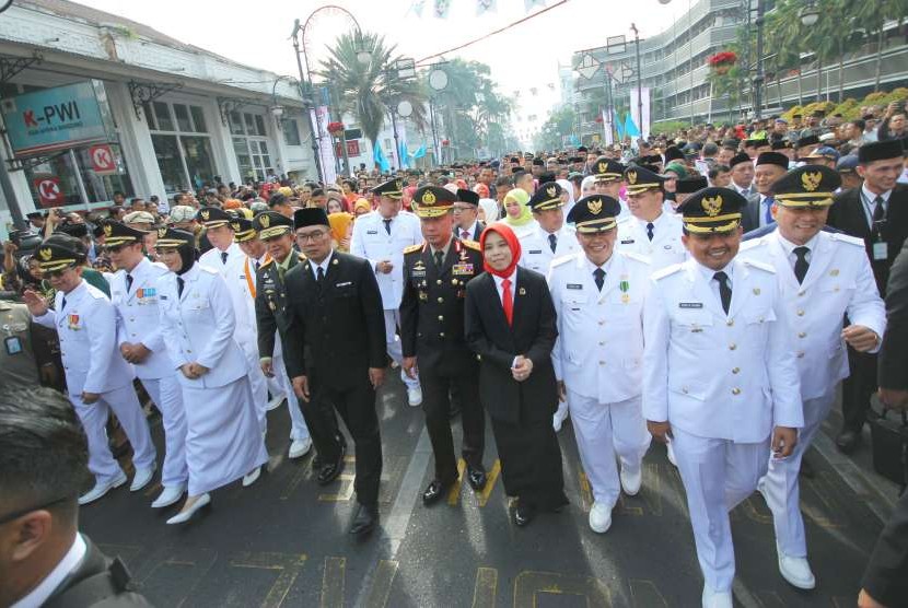 Para kepala daerah terpilih yang akan dilantik, bersama Gubernur Jawa Barat Ridwan Kamil dan sejumlah pejabat lainnya, melakukan Historical Walk dari Hotel Savoy Homan menuju Gedung Merdeka, di Jalan Asia Afrika, Kota Bandung, Kamis (20/9). 