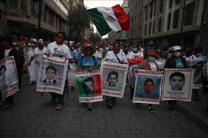 Para kerabat dari 43 siswa yang hilang dari Sekolah Ayotzinapa berdemonstrasi di Mexico City, pada peringatan enam tahun hilangnya para siswa tersebut, pada 26 September 2020.