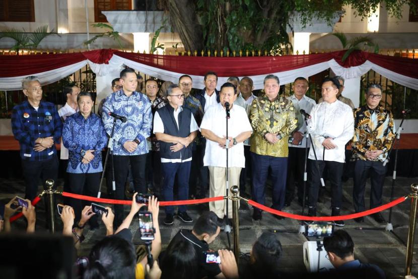 Para Ketua Umum di Koalisi Indonesia Maju (KIM) berfoto usai rapat di rumah kediaman Prabowo Subianto.